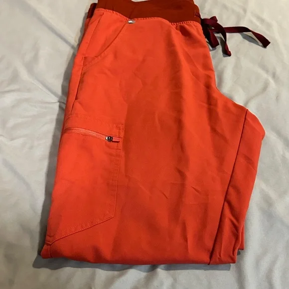 FIGS Clay Scrub Set  Rafaela Top + Zamora HW Jogger | Size M & L EUC  PO 1646 - Picture 9 of 9